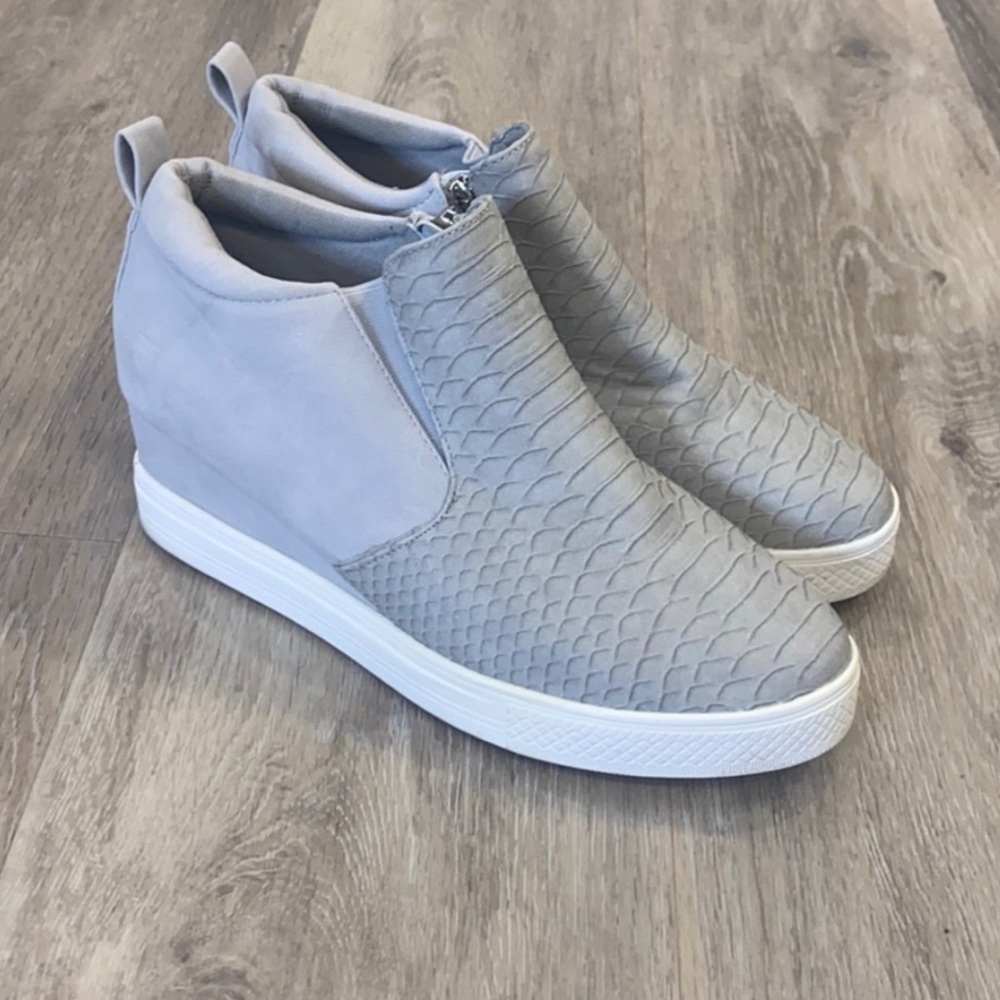 Size 9 women’s gray zip up heel sneaker